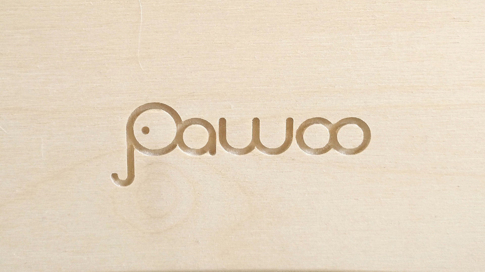 incisione logo pawoo su legno