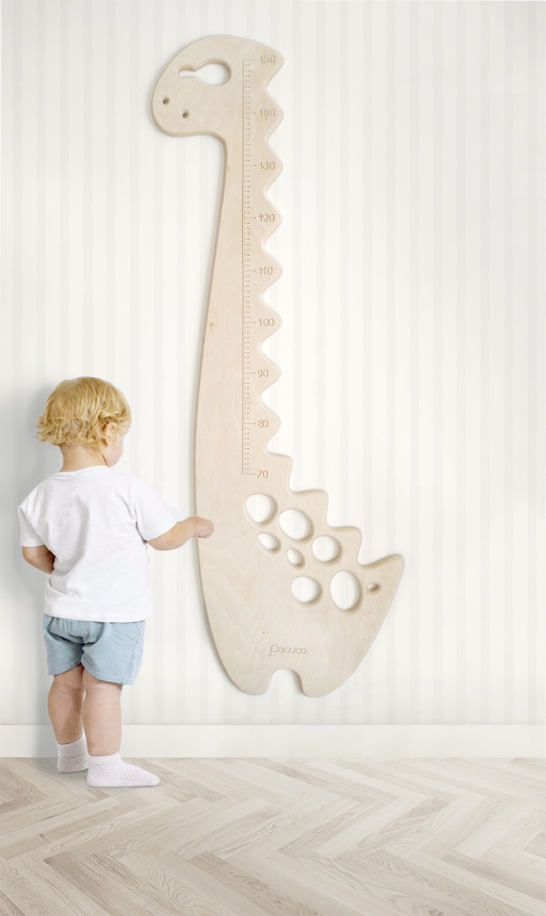 bambino e metro da parete in legno a forma di dinosauro
