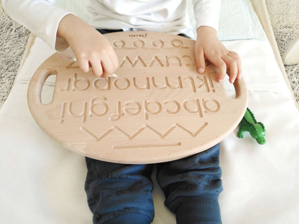 tavoletta in legno con inciso alfabeto pawoo